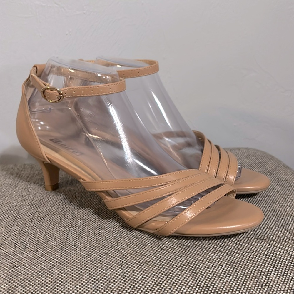 Didifu tan strappy short heels,size 9.